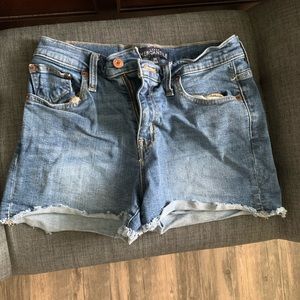 J crew mercantile jean short worn a handful of times. Great quality!!